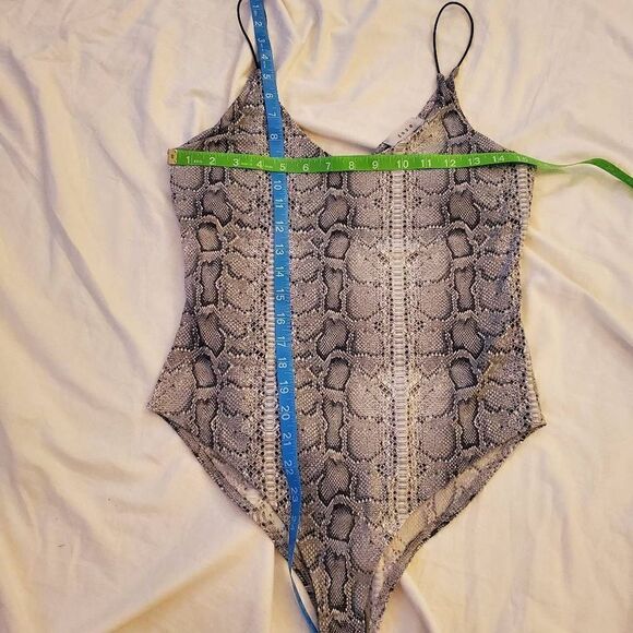 Gaze Gray Snake Print Snap Bodysuit Medium - Picture 3 of 9